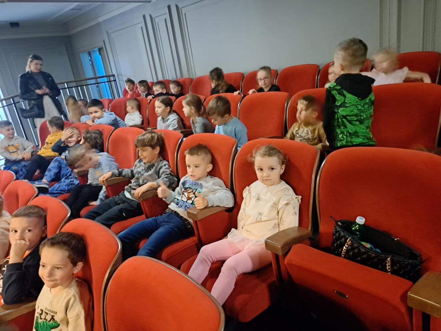 Wycieczka dzieci z oddziałów przedszkolnych na spektakl teatralny pt.