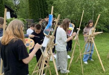Warsztaty fotograficzne i malarskie uczniów klas V-VI w Zagrodzie Maziarskiej w Łosiu