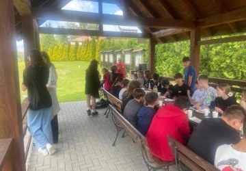 Spotkanie z przedstawicielami służb mundurowych oraz leśnikiem w ramach działalności PCK