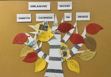 Odblaskowe drzewo dobrych zachowań na drodze