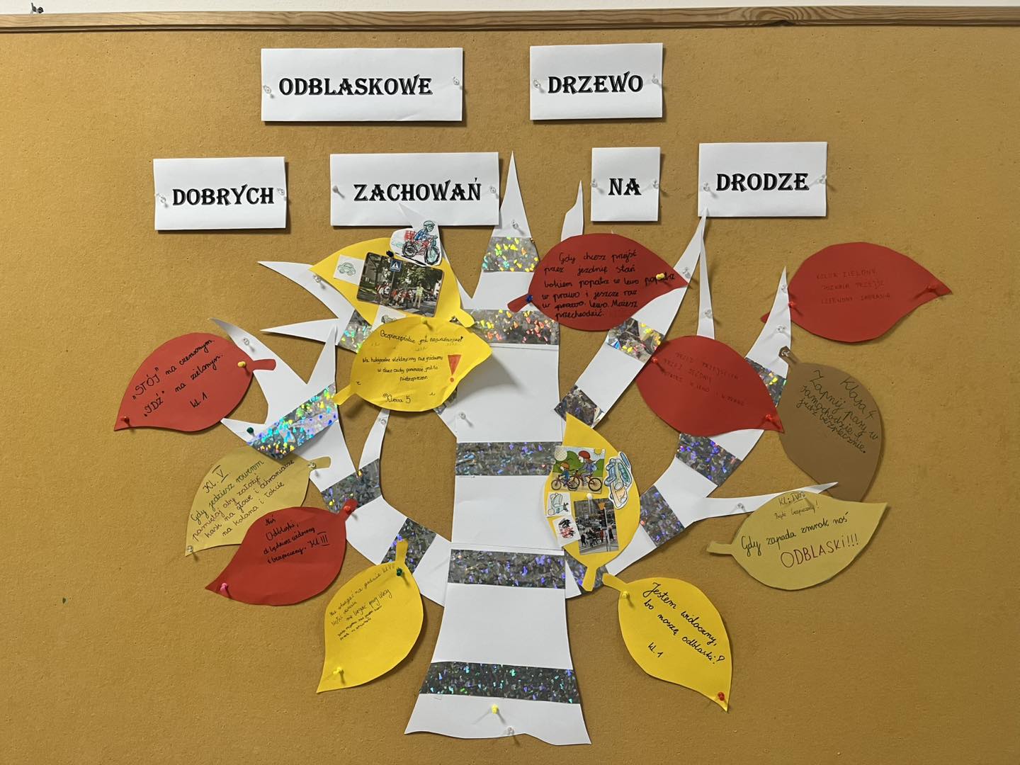 Odblaskowe drzewo dobrych zachowań na drodze