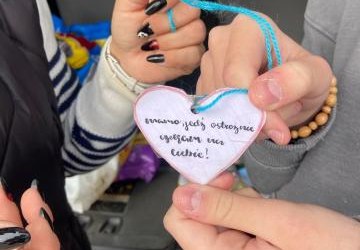 Klasa 7 rozdaje własnoręcznie robione ulotki