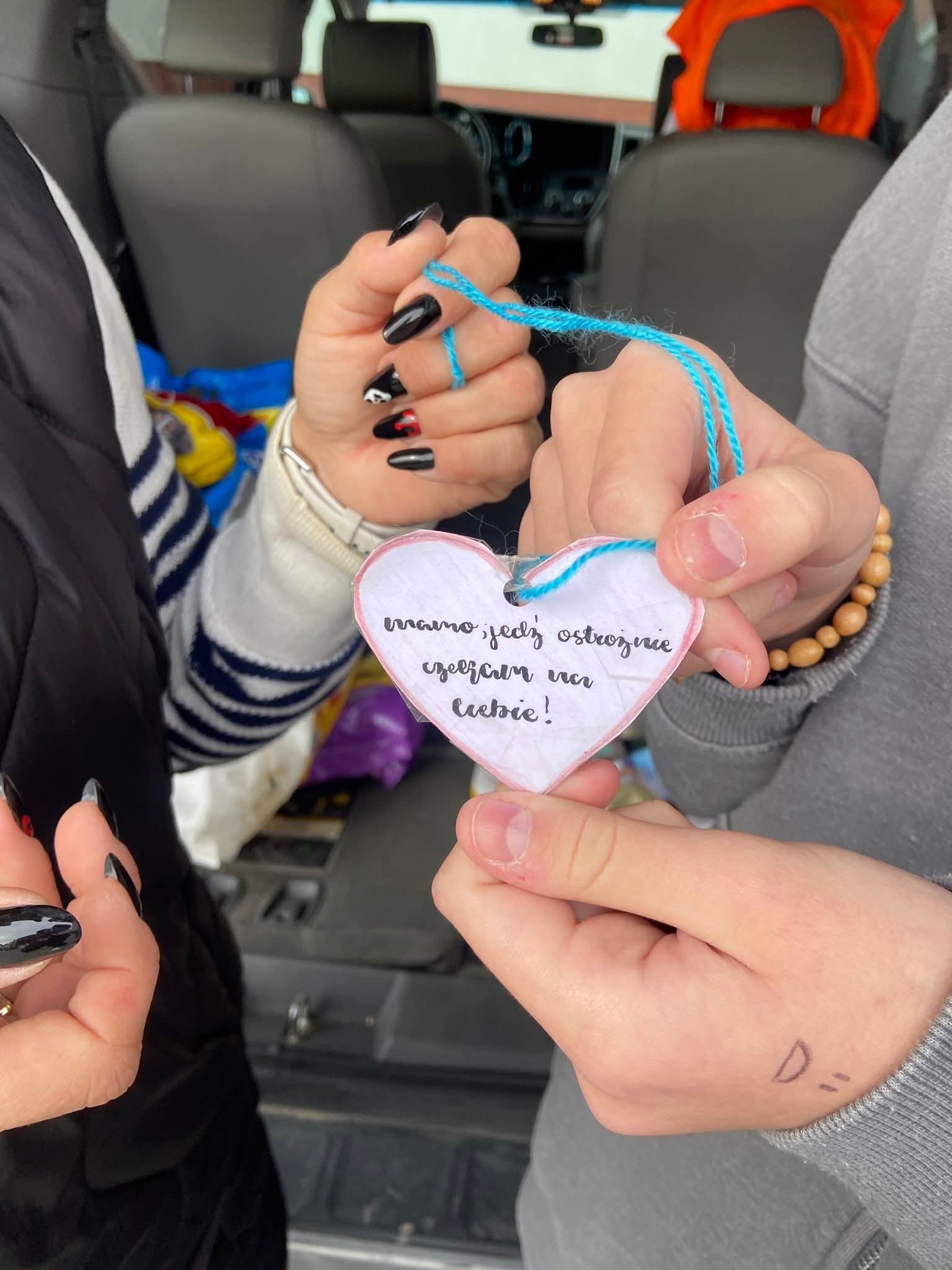 Klasa 7 rozdaje własnoręcznie robione ulotki