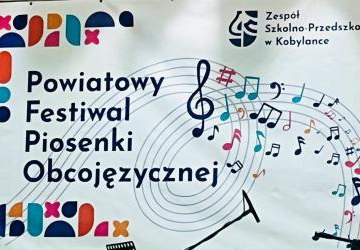 Muzyczny debiut naszych uczennic na Jubileuszowym XX Powiatowym Festiwalu Piosenki Obcojęzycznej