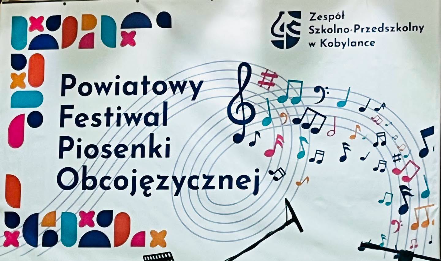 Muzyczny debiut naszych uczennic na Jubileuszowym XX Powiatowym Festiwalu Piosenki Obcojęzycznej